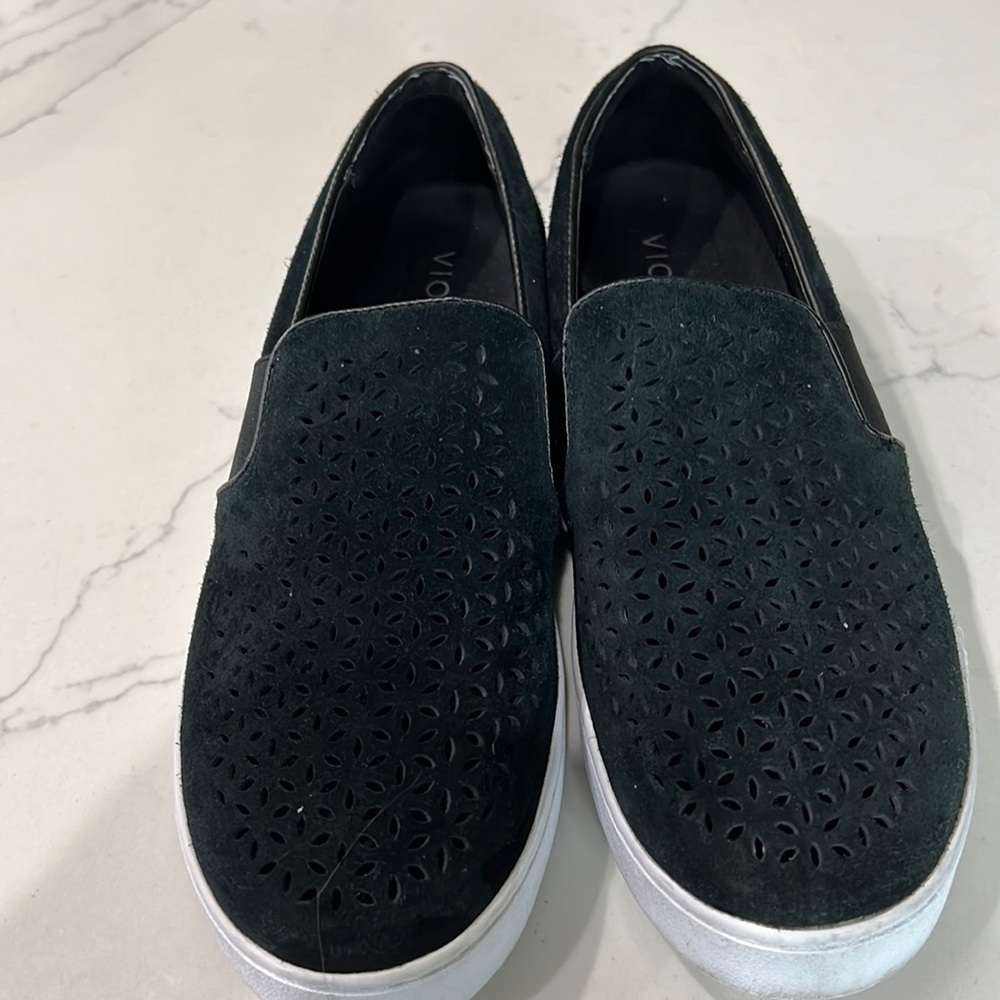 Vionic Black suede slip on sneakers sz 9